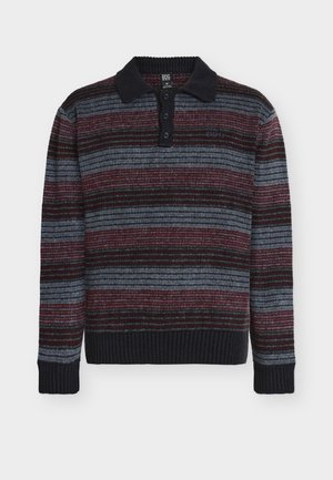 Camisola de malha com colarinho tipo polo em riscas horizontais vermelhas, azuis e cinzentas. Apresenta fecho de botões e bainha e punhos canelados.