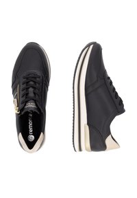 Schwarze Sneaker mit einem glatten Lederoberteil, Schnürdesign, goldenen Reißverschlussdetails und einem beigen Akzent an der Ferse. Dicke weiße Sohle.