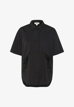 Fekete, rövid ujjú ing, gombos elülső résszel, bonyolult fekete hímzés díszítéssel mindkét oldalon és ívelt szegéllyel.