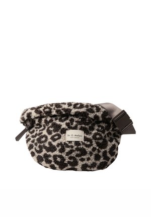 Kleine pluizige heuptas met zwart-wit luipaardprint, ritssluiting, verstelbare grijze band en label met opschrift "Str. O. Ateliers Cosy Season."