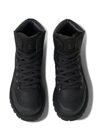 Schwarze hohe Stiefel aus Leder und Wildleder, mit grauen Schnürsenkeln, Metallösen und einer strukturierten Gummisohle für besseren Halt.