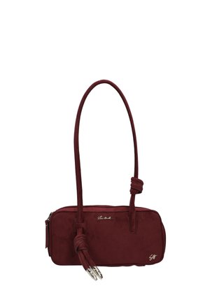 Petit sac à main rectangulaire bordeaux avec une bandoulière nouée et des embouts en métal argenté aux extrémités de la bandoulière.