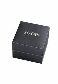 Schwarze Karton-Geschenkbox mit strukturierten Oberflächen, auf der Oberseite mit dem silberfarbenen, geprägten Logo "JOOP!" versehen. Quadratische Form, elegantes Design.