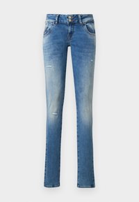 Jeans de mezclilla azul con un ajuste slim, que presentan un desgaste, dos bolsillos frontales y dos traseros. Incluyen un cierre de dos botones y un ligero desgaste.
