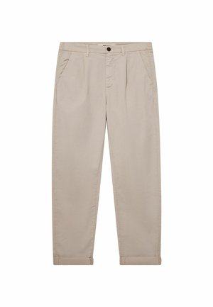 Bež chino hlače z gumbom in zadrgo, zanke za pas, stranskimi žepi ter zavihanimi robovi, položene na ravno površino na belem ozadju.