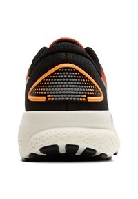 Must must spordijalatsid punaste aktsentidega, millel on tekstuuriga kanna pealdis kolmnurkse mustriga ja valge, pehme välistallaga, millel on punktid.