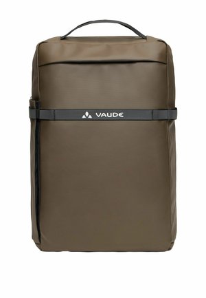 Zaino rettangolare verde oliva con maniglia superiore e fascia orizzontale nera con logo Vaude bianco al centro.