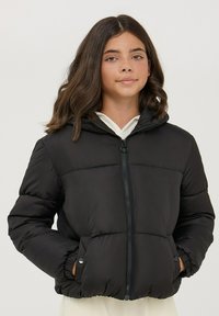 Giacca a vento nera con zip anteriore, cappuccio, polsini elastici e dettagli delle tasche. Presenta un design trapuntato e una texture morbida. Adatta per essere indossata a strati.