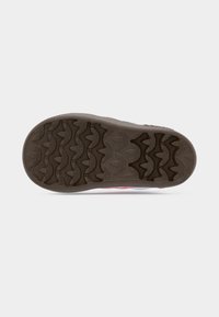 Λαστιχένια σόλα παπουτσιού με σχεδιασμό υφής για πρόσφυση. Σκούρο καφέ χρώμα με κυματιστά μοτίβα και ραβδώσεις για κράτημα. Λείες άκρες και ανθεκτικό υλικό.