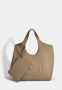 Lichtbruine leren shopper met afgeronde handvatten, voorzien van een geometrisch reliëfpatroon en een afneembare bijpassende portemonnee met een gouden ritssluiting.