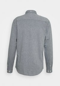 Camisa de botones gris de manga larga con cuello y puños abotonados, mostrada desde atrás sobre un fondo blanco liso.