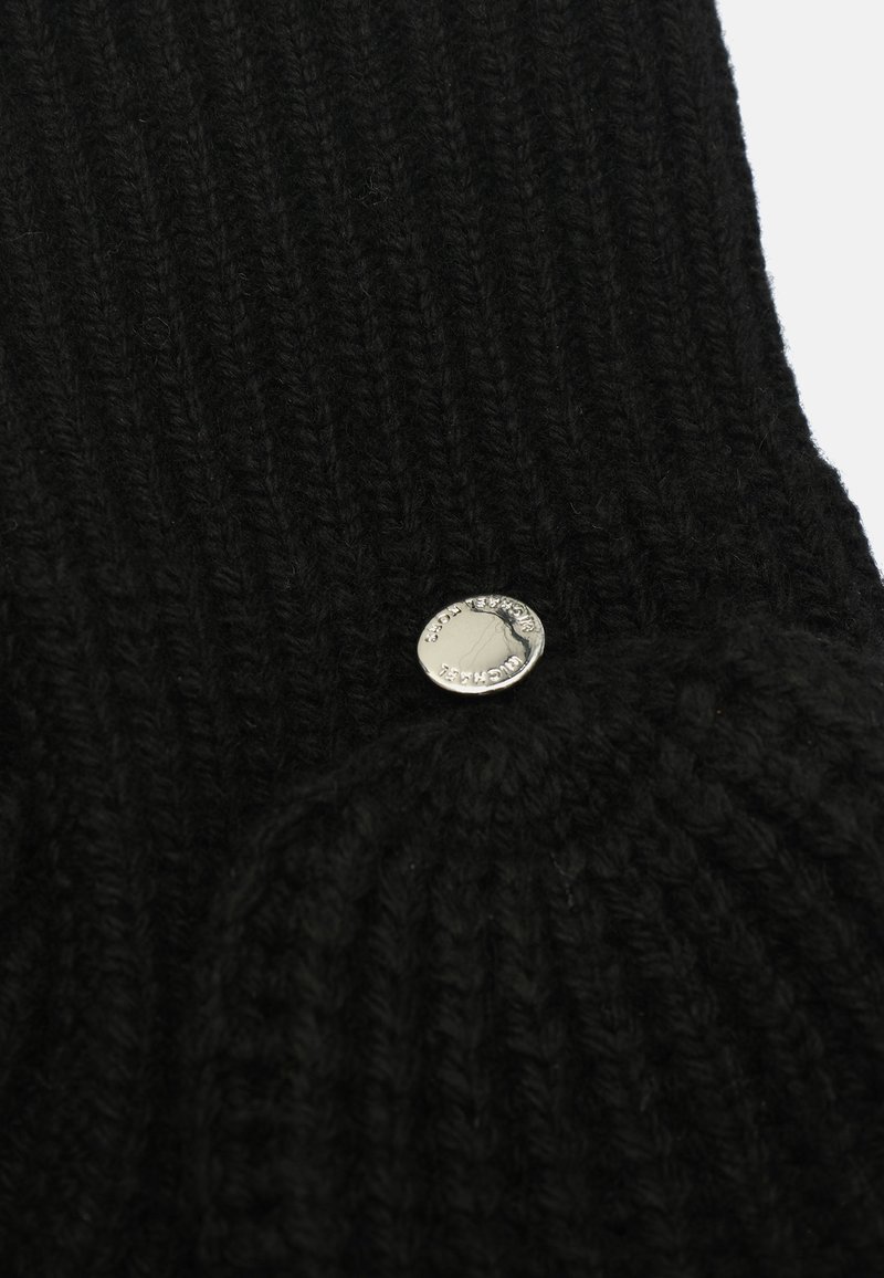 Czarny dziany szalik o prążkowanej fakturze, z srebnym guzikiem z boku. Gruba i teksturowana tkanina.