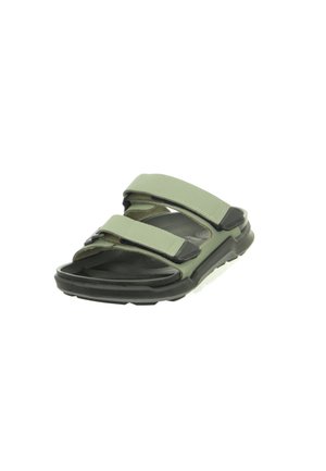 Sandalía abierta con dos correas verdes de tela ajustables y suela acolchada negra, inclinada para mostrar el lateral y el frente.