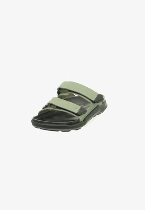 Sandalía abierta con dos correas verdes de tela ajustables y suela acolchada negra, inclinada para mostrar el lateral y el frente.