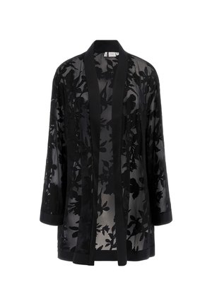 Czarny przezroczysty kimono z kwiatowym wzorem, otwarty przód, długie rękawy i gładkie czarne akcenty przy kołnierzyku i mankietach.