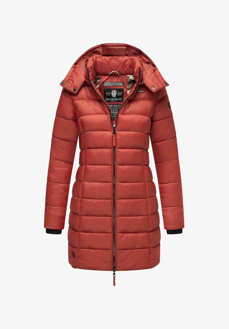 Cappotto imbottito rosso con zip frontale, colletto alto, cappuccio removibile, polsini elasticizzati e fodera stampata. Presenta un design elegante e slim fit.