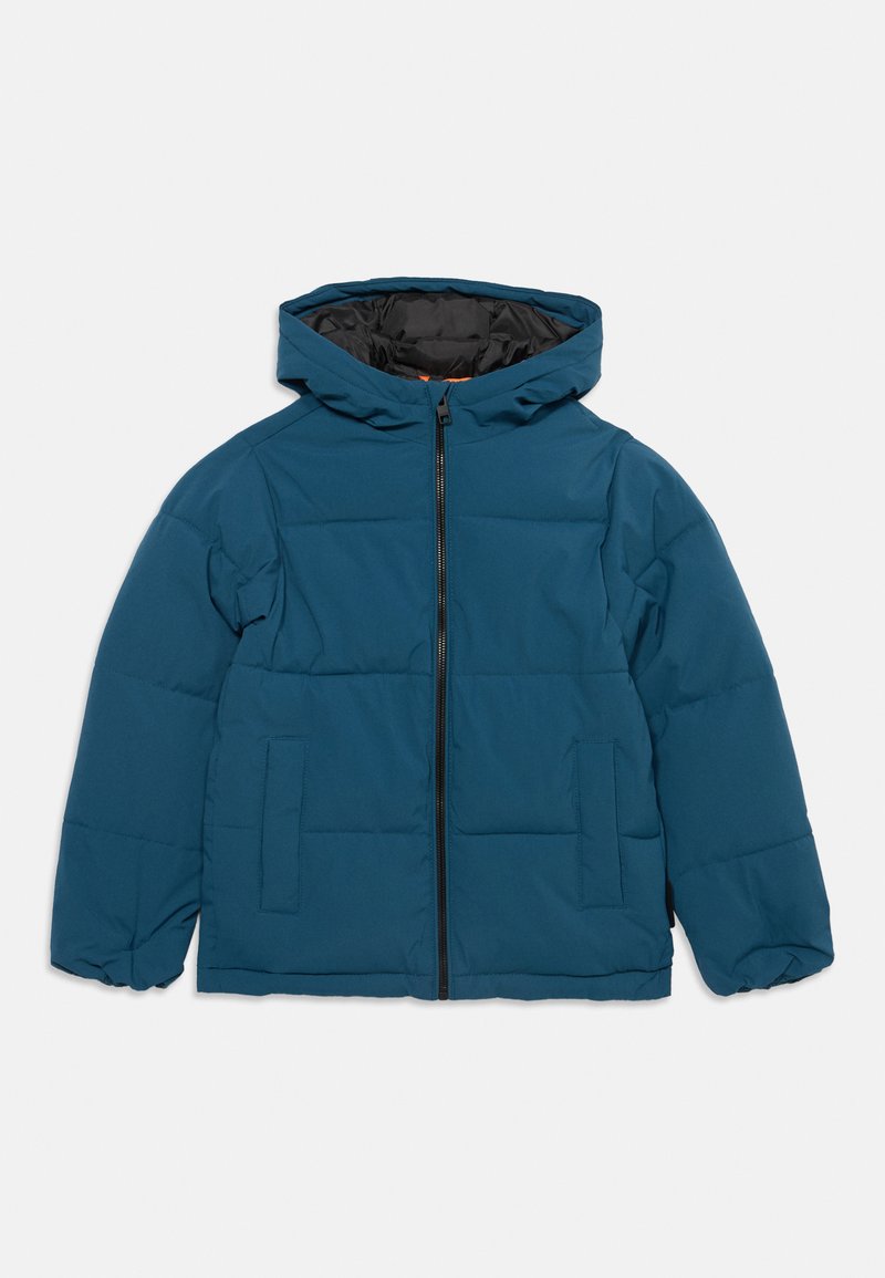 Veste matelassée bleue à capuche avec fermeture éclair devant et deux poches latérales, conçue pour le temps froid.