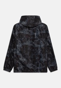 Czarna kurtka z kapturem o marmurkowym wzorze, z elastycznymi mankietami i ściąganym dołem, wykonana z gładkiego, lekkiego materiału.