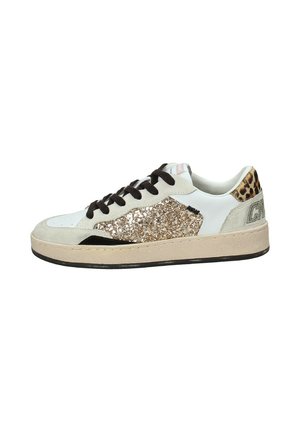 Sneaker con una toma superiore in pelle bianca, accenti in suede beige, pannello dorato glitterato, dettagli neri e suola beige testurizzata. Stampa leopardata sul tallone.