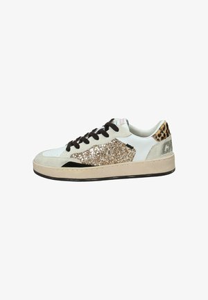 Sneaker med en overdel i hvid læder, beige ruskindsdetaljer, glitrende guldpanel, sort detaljer og en tekstureret beige sål. Leopardprint på hælen.