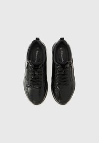 Baskets de sport noires avec un dessus en cuir verni brillant, des accents texturés, bout rond, fermeture à lacets et une fermeture éclair sur le côté. Taille 37.