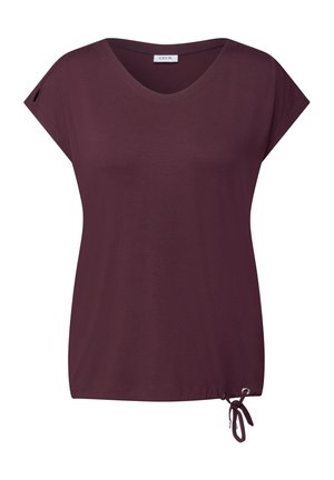 T-shirt bordeaux à manches courtes avec col en V, présentant un détail à cordon au niveau de l'ourlet et de petites découpes sur les épaules. Texture lisse.