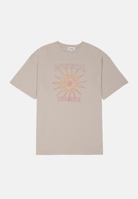 Beige bomulls t-skjorte med korte ermer og et sentralt grafisk motiv av en sol med teksten "MYSTICAL SUNRISE" i rosa og gult.