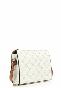 Biała skórzana torebka o fakturze z wzorem diamentu z szarymi akcentami, brązowym skórzanym paskiem i detalami z srebrnego metalu.