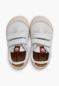Weiße Lederschuhe mit zwei Klettverschlüssen, runden Zehen und beigen Gummisohlen. Auf der Innenseite befindet sich ein braunes und weißes Logo.