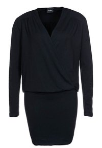 Svart långärmad omklädd klänning med en figursydd kjol, tillverkad av mjukt och lätt tyg. Har inslag av rynkade detaljer vid axlarna och en djup V-hals.