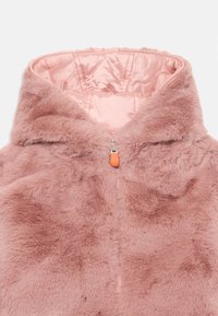 Blød lyserød faux fur vest med høj krave og synlig frontlynlås med lille orange trækstrop, vist mod hvid baggrund.