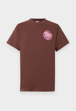T-shirt marron à manches courtes avec un petit motif gaufre rose et le texte « Hot waffles to go » sur la poitrine gauche.