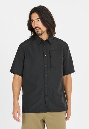 Korte mouwen zwarte shirt gemaakt van lichte stof, met een knoopsluiting aan de voorkant, een enkele borstzak met rits en een normale pasvorm.