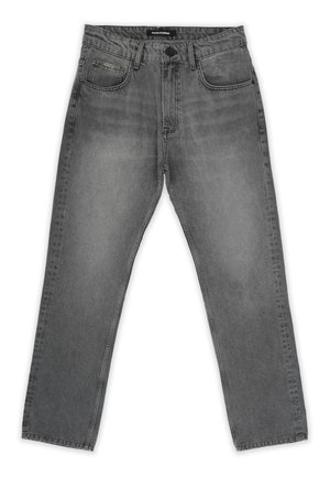 Jeans de mezclilla gris con corte recto, cinco bolsillos y cierre de botón. Presentan un ligero desvanecimiento y detalles de costura.