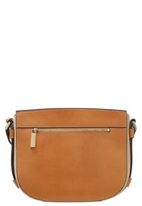 Borsa a tracolla in pelle marrone chiaro con forma curvata, parte superiore piatta, tasca frontale con zip e tracolla rimovibile. Texture liscia con bordi a contrasto.