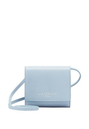 Hellblaues Leder-Crossbody-Tasche mit einer Klappenverschlus, verziert mit silberner, geprägter Markenbezeichnung und einem passenden, verstellbaren Tragegurt.