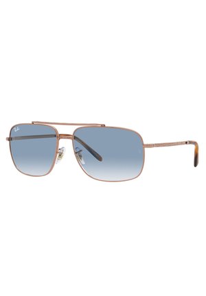 Occhiali da sole aviator con montatura in metallo dorato e lenti a gradiente blu. Presentano naselli regolabili e dettagli texturizzati sulle astine.
