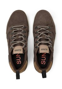 Scarpe da hiking in suede marrone con lacci a motivo, linguette nere e etichette beige sulla linguetta che mostrano "SUN68", viste dall'alto su sfondo bianco.