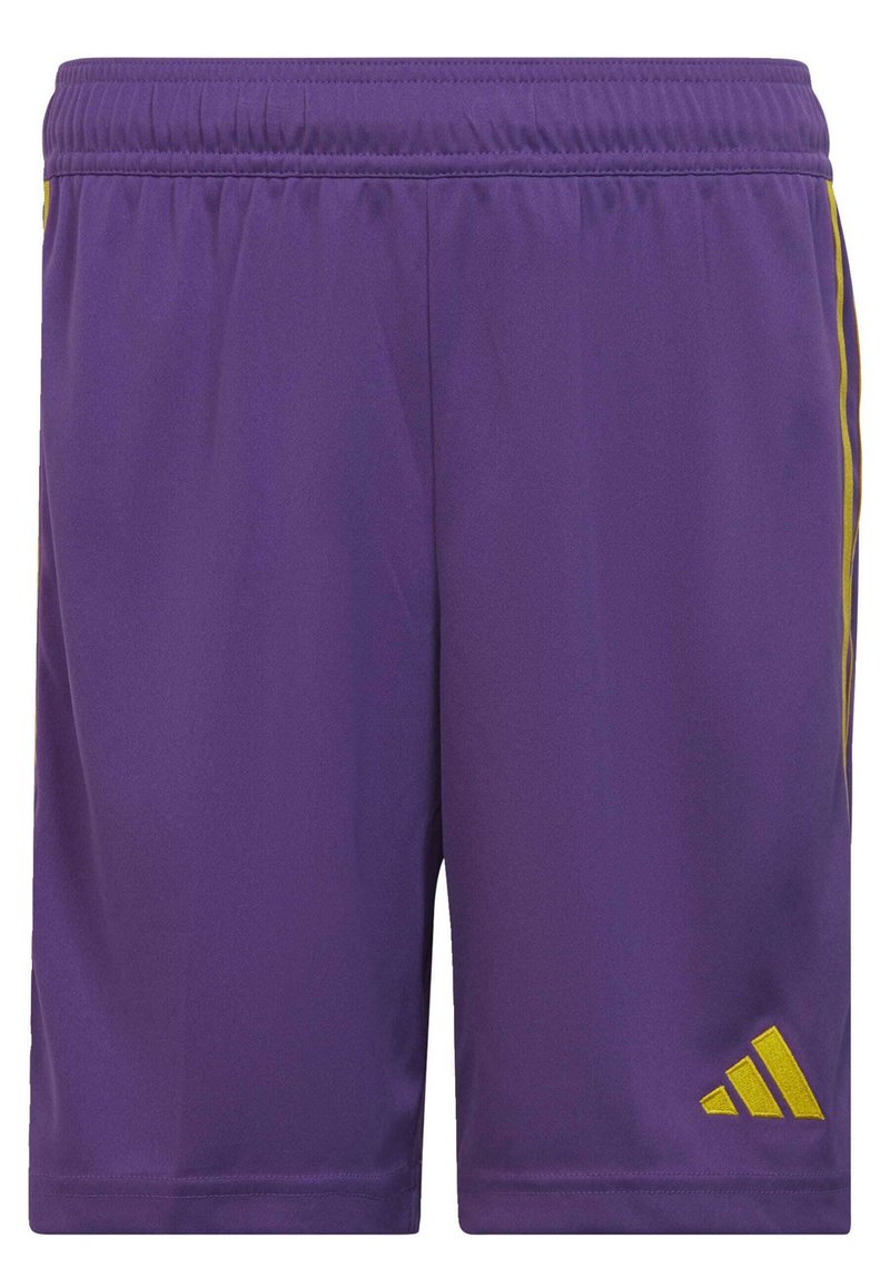 Lila Sportshorts mit elastischem Bund, verziert mit gelben seitlichen Streifen und einem gelben Logo auf der linken unteren Seite. Glatte Textur.