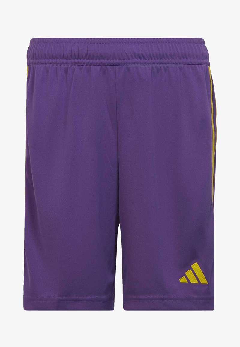 Lila Sportshorts mit elastischem Bund, verziert mit gelben seitlichen Streifen und einem gelben Logo auf der linken unteren Seite. Glatte Textur.