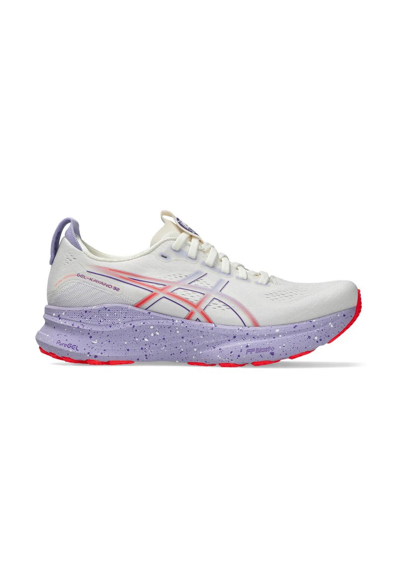 Weißer Sportschuh mit strukturiertem Obermaterial, lila und rosa Akzenten sowie einer gesprenkelten lila Zwischensohle. Verfügt über eine rote Außensohle und Branding-Details.