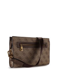 Bruine handtas met patroon en een gladde textuur, voorzien van een ritsvak, goudkleurige hardware en een verstelbare riem.