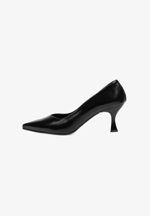 Zapato de tacón alto de charol negro con puntera afilada y tacón corto curvado. Textura suave con un acabado brillante.