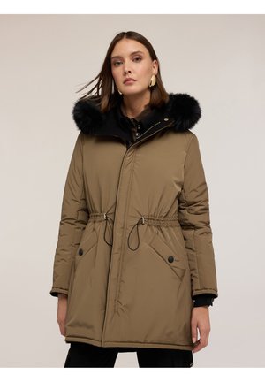 Veste en duvet kaki avec une capuche en fausse fourrure noire, taille cintrée, fermeture à glissière et boutons-pression, et deux poches avant. Texture lisse, design mi-long.