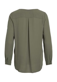 Blusa verde oliva con maniche lunghe, texture liscia, colletto arrotondato e polsini con bottoni. Presenta una schiena dritta e un morbido drappeggio.