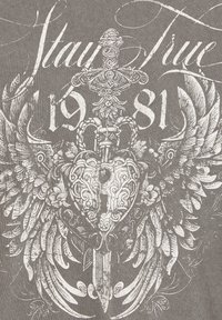 T-shirt grigia con una dettagliata grafica bianca di un cuore con ali, una spada e lettering ornato, che mette in risalto intricati modelli e design.