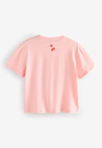 Růžové bavlněné tričko s vyšitým motivem na zadní straně: dvě červené třešně se zeleným stonkem. Volný střih, krátké rukávy a kulatý výstřih.