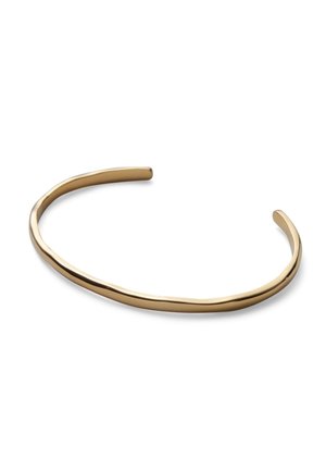 Tynd, åbenguldarmbånd med en glat, let uregelmæssig overflade på hvid baggrund.