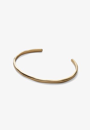 Brățară subțire deschisă din aur, cu un finisaj neted, ușor neregulat, pe un fundal alb.