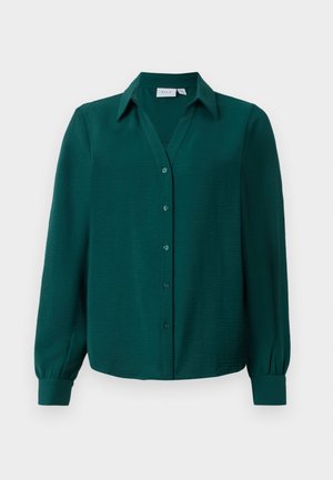 Groene blouse met knopen in gladde stof, met een v-hals, lange mouwen en geplooide manchetten; heeft een gestructureerde kraag en subtiele textuur.